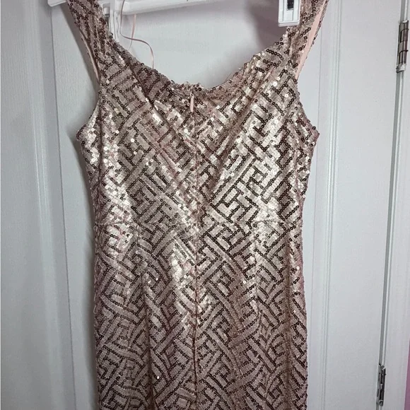 🩷Fashion Nova Shimmering Gold Sequin Prom Dress - Picture 5 of 7